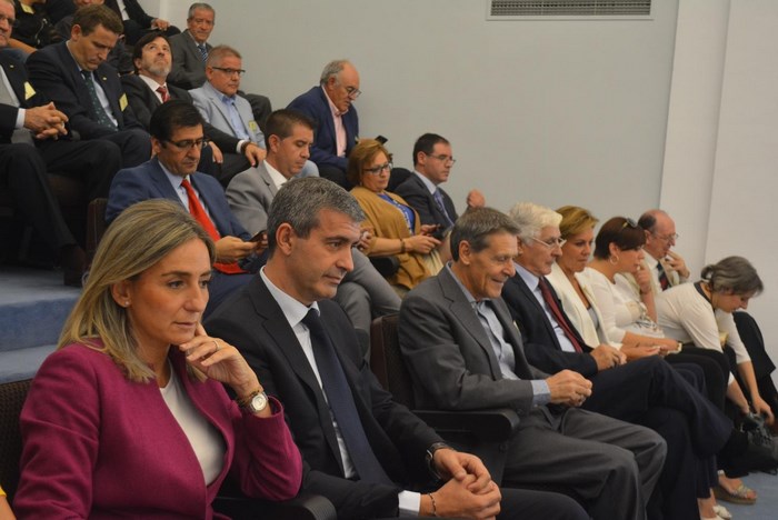 Imagen de Álvaro Gutiérrez junto a la alcaldesa de Toledo, Milagros Tolón, en la tribuna de invitados