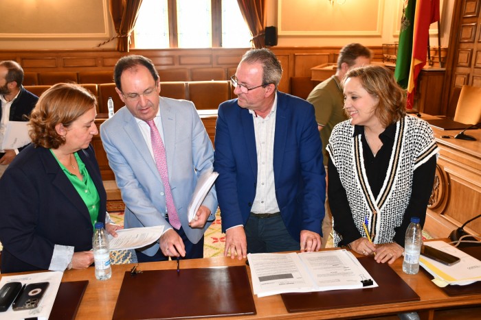 La presidenta y diputados tras el Pleno