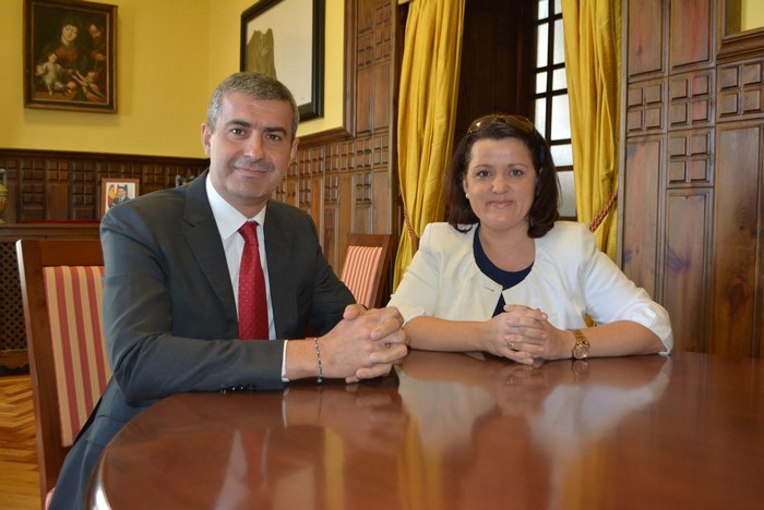 Imagen de Álvaro Gutiérrez y la alcaldesa de Villanueva de Alcardete, María Dolores Verdúguez