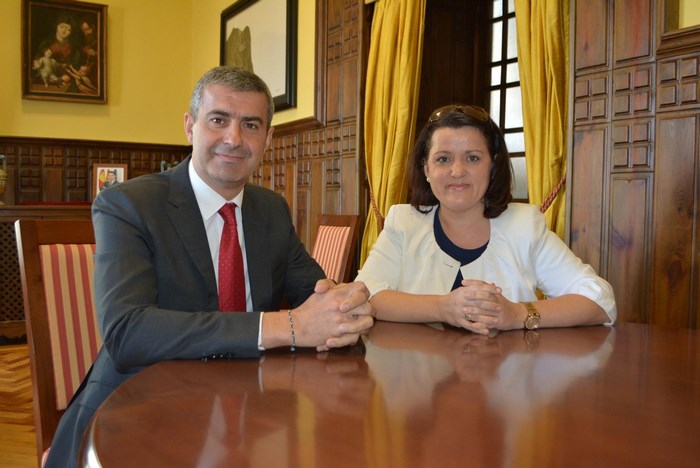 Álvaro Gutiérrez y la alcaldesa de Villanueva de Alcardete, María Dolores Verdúguez
