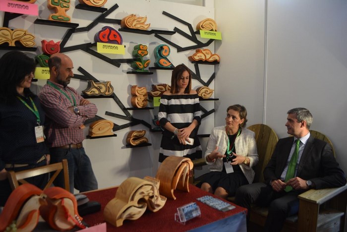 Imagen de Álvaro Gutiérrez en el stand de artesanía de madera de Pantoja