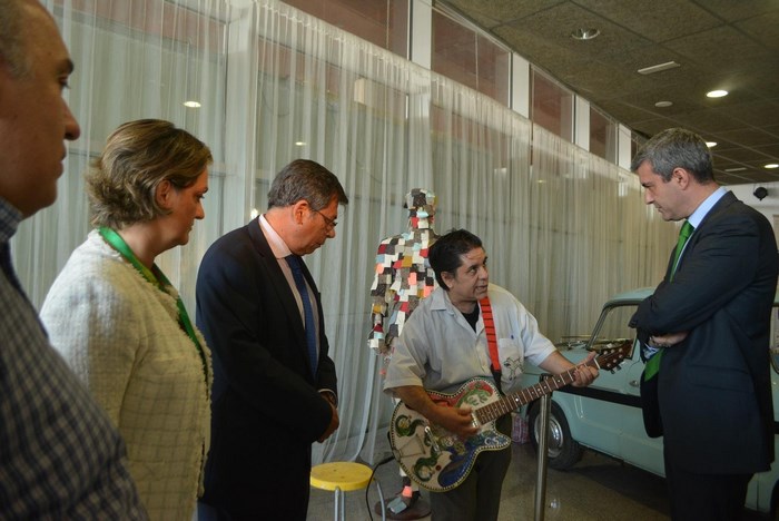 Imagen de Álvaro Gutiérrez contempla una guitarra de cerámica