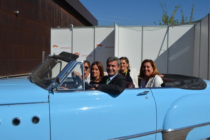 Imagen de Álvaro Gutiérrez con las diputadas, concejala y directora general en uno de los coches antiguos