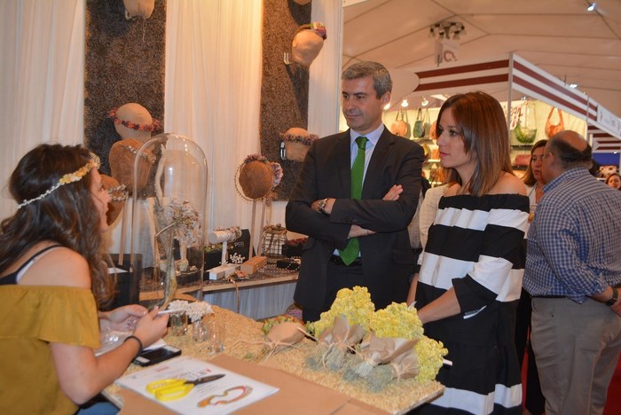 Imagen de Álvaro Gutiérrez y Ana Isabel Samper con una artesana de flores