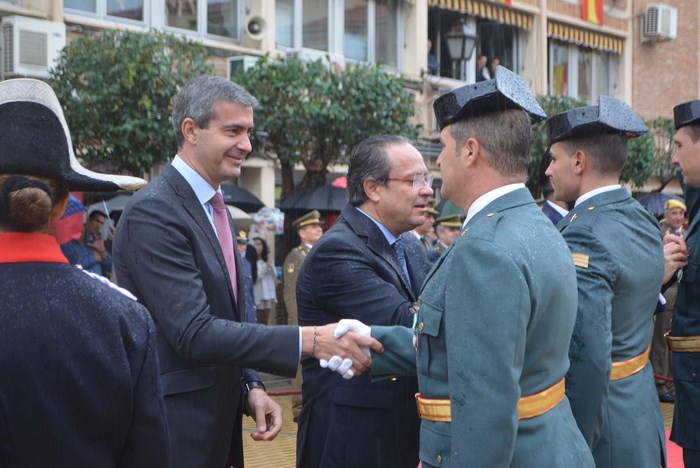 Imagen de Álvaro Gutiérrez saluda al miembro de la Guardia Civil al que ha entregado la condecoración