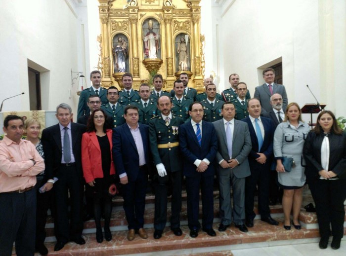 Imagen de Fernando Muñoz con las autoridades asistentes a la misa de la Virgen del Pilar en Argés