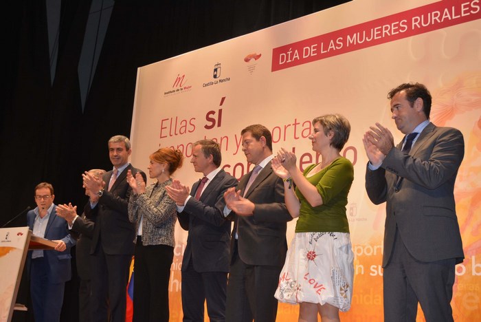 Álvaro Gutiérrez junto al presidente de Castilla-La Mancha y el resto de autoridades
