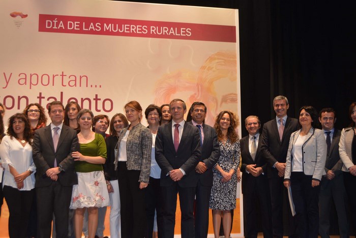 Imagen de Álvaro Gutiérrez junto a las mujeres reconocidas el Día de la Mujer Rural