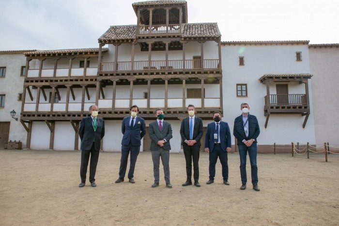 Imagen de Álvaro Gutiérrez visita el Parque Puy Du Fou el día de su apertura en 2021