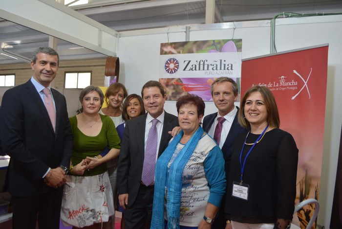 Imagen de Álvaro Gutiérrez en un stand de la Feria junto al presidente regional y el alcalde de Madridejos