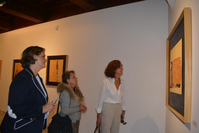 García Y Gómez contemplan uno de los cuadros de Mari Carmen Gómez-Herranz