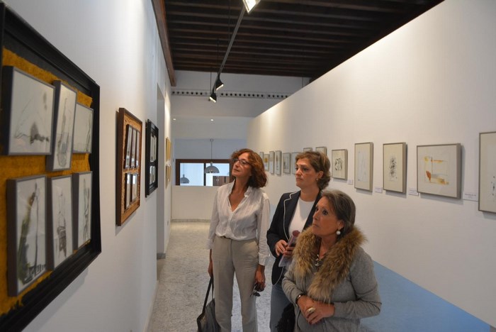 Imagen de García y Gómez agradecieron a la pintora sus explicaciones sobre la exposición de San Clemente