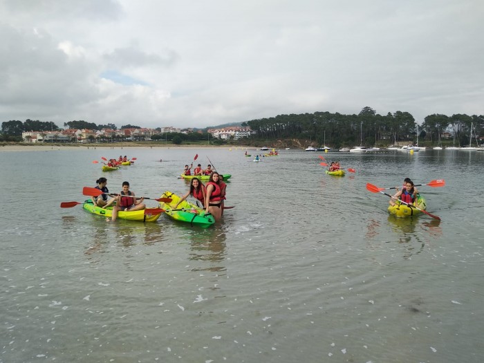 Imagen de Participantes en el campamento náutico practicando