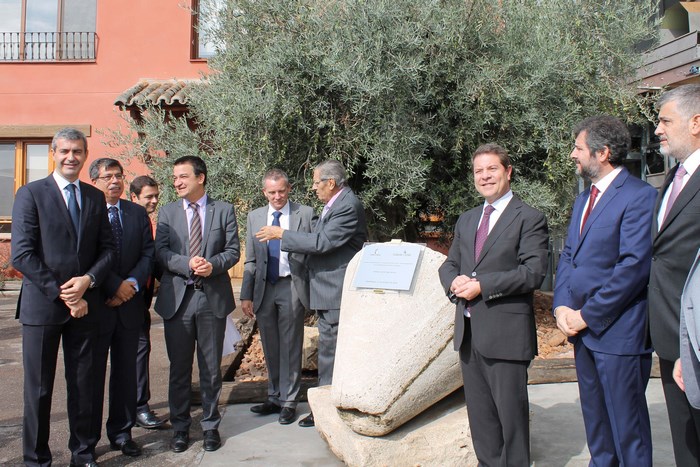 Imagen de Álvaro Gutiérrez junto al presidente de Castilla-La Mancha tras descubrir la placa conmemorativa