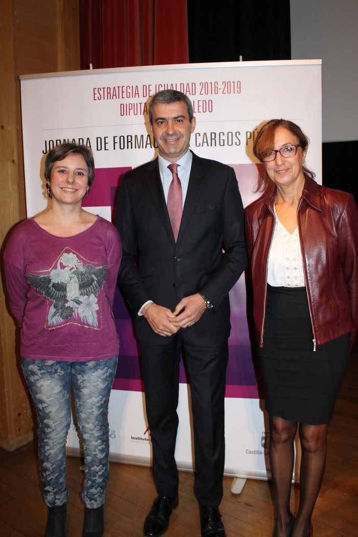 Imagen de Álvaro Gutiérrez junto a Araceli Martínez y Ana María Gómez