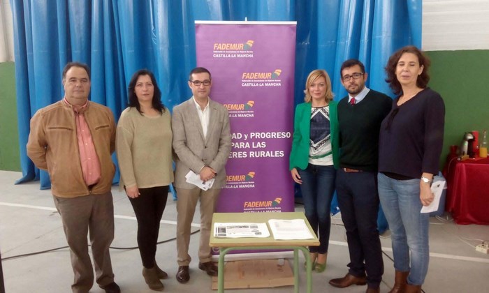 Imagen de Fernando Muñoz junto a los asistentes a la inauguración de la Feria de emprendedores