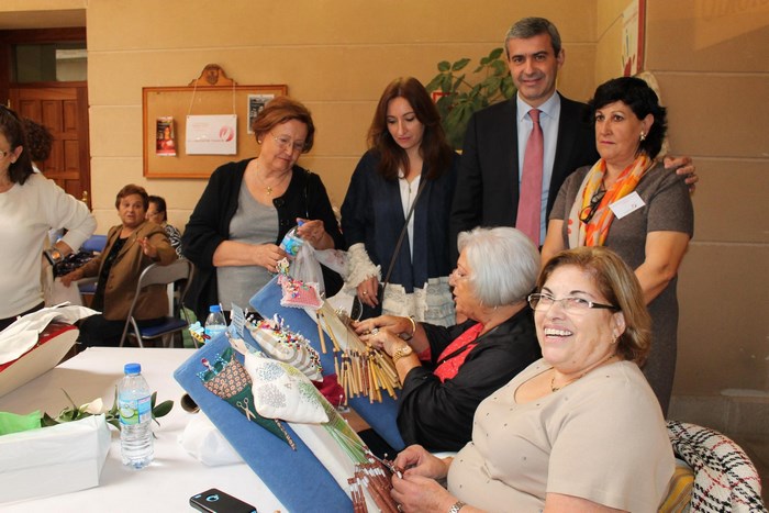 Imagen de Álvaro Gutiérrez con las encajeras del encuentro celebrado en Torrijos