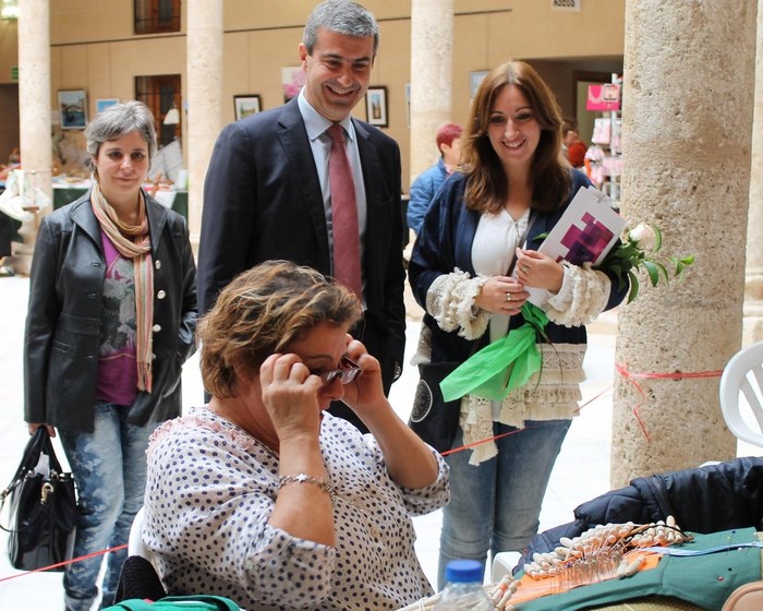 Imagen de Álvaro Gutiérrez contempla el trabajo de una de las encajeras del I Encuentro de encaje de bolillos