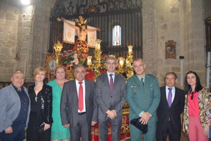 Imagen de Álvaro Gutiérrez con el alcalde y las autoridades