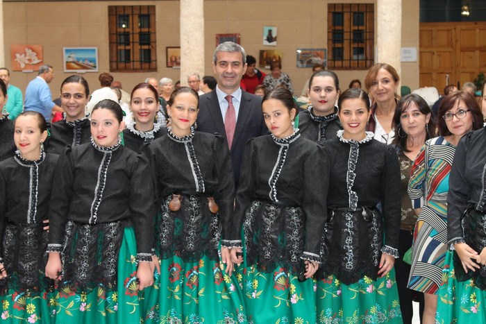 Imagen de Álvaro Gutiérrez junto al grupo torrijeño que actuó en el I Encuentro de encaje de bolillos