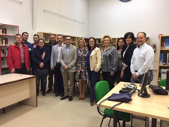 Imagen de Fernando Muñoz, María José Gallego y Cristina Aranda celebrando en Yuncos el día de la Biblioteca