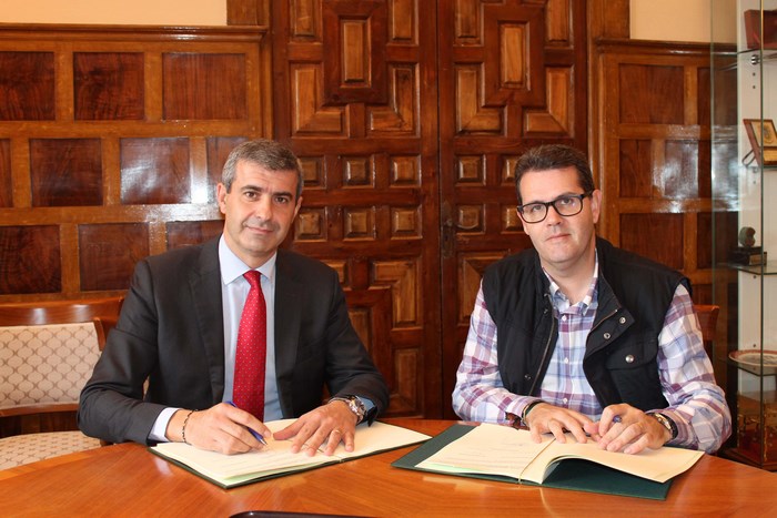 Imagen de Álvaro Gutiérrez y Rubén Conejo González, presidente del Club Natación El Cisne de Fuensalida