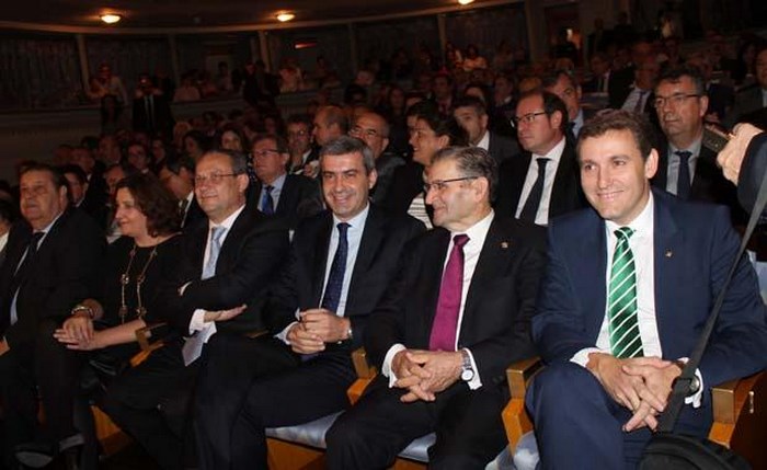 Imagen de Álvaro Gutiérrez en la ceremonia de entrega de premios de CECAM en el teatro de Rojas de Toledo