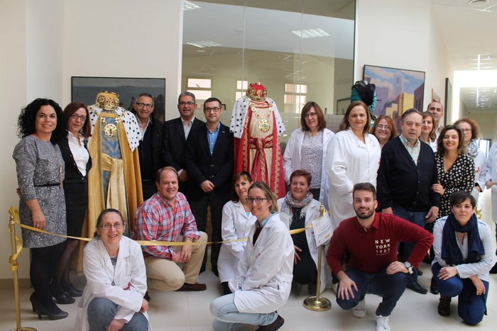 Fernando Muñoz con el alcalde de Quintanar y las alumnas del taller de empleo y los trajes elaborado