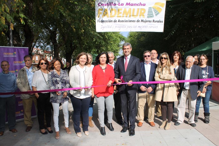 Imagen de Álvaro Gutiérrez junto a Elisa Fernández inaugurando la feria de emprendedoras de Camarena