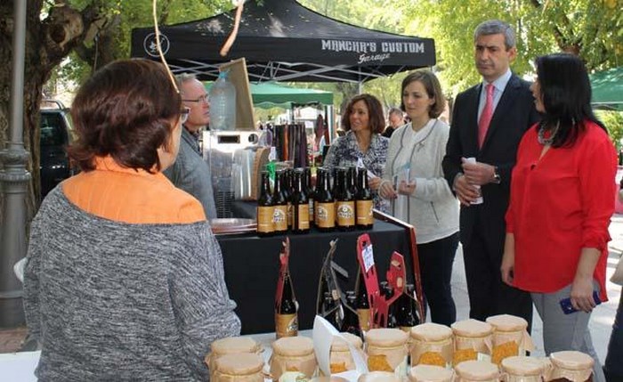Imagen de Álvaro Gutiérrez recorrió todos los puestos de la feria de emprendedoras de Camarena
