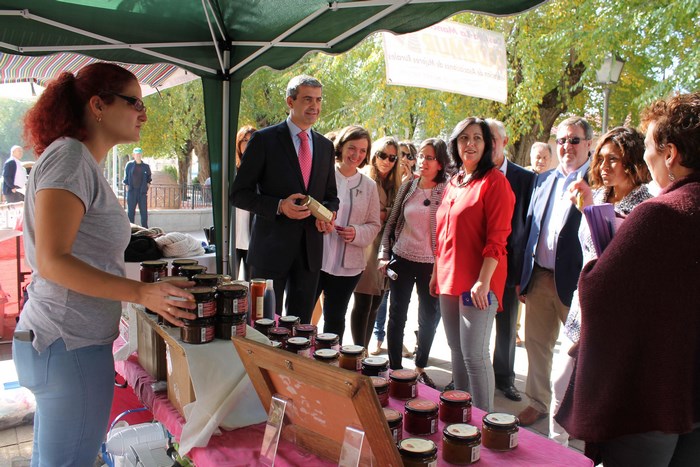 Imagen de Álvaro Gutiérrez interesándose por los proyectos de las emprendedoras toledanas