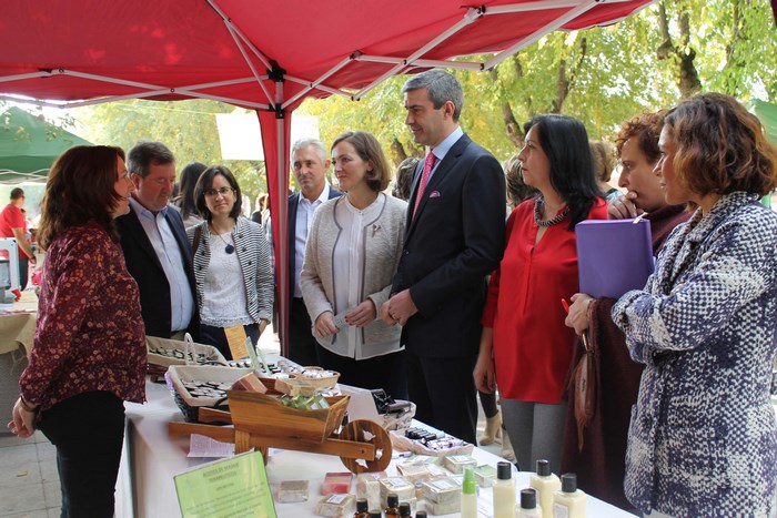 Álvaro Gutiérrez charlando con una de las emprendedoras de la feria de Camarena