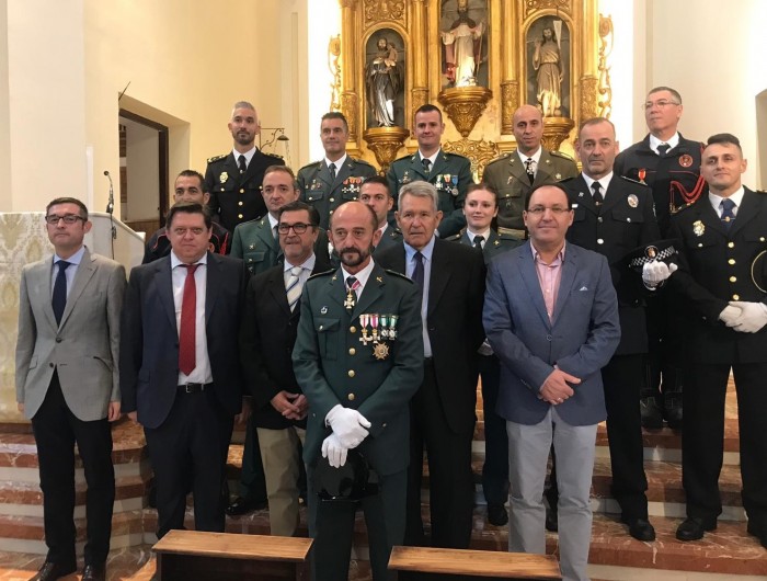 Imagen de Fernando Muñoz junto a los asistentes a los actos de la Guardia Civil en Argés