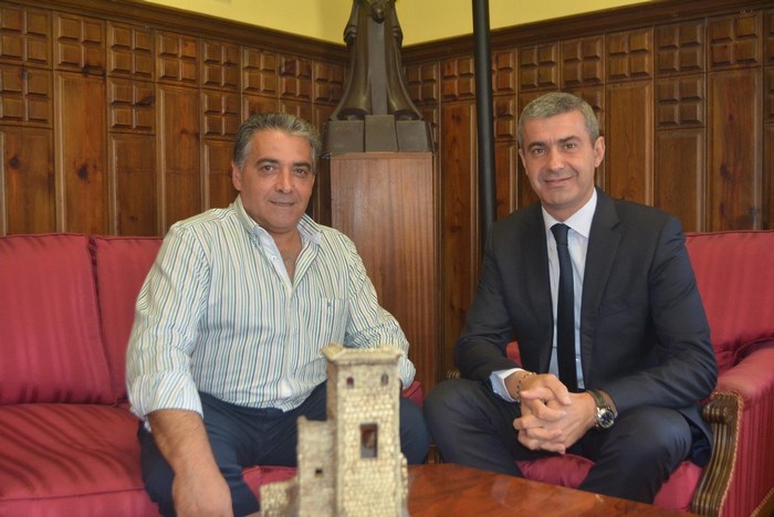 Imagen de Álvaro Gutiérrez y Vicente Piñas durante la reunión mantenida en la Diputación de Toledo