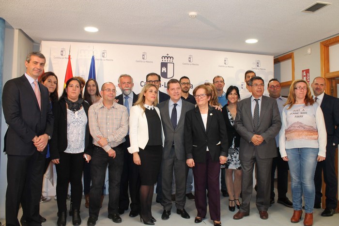 Álvaro Gutiérrez junto a todos los asistentes a la inauguración