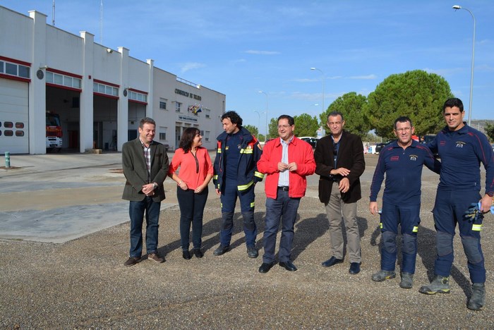 Imagen de Tomás Villarrubia y Rafael Martín en el parque de bomberos de Villacañas