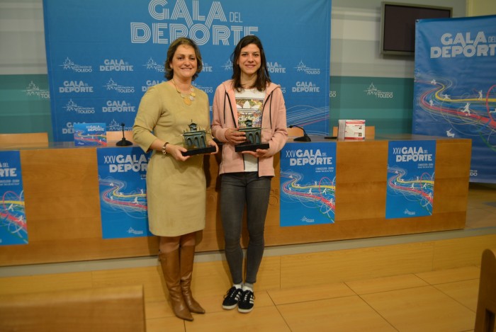 Imagen de La vicepresidenta con la subcampeona de España nacional de cross