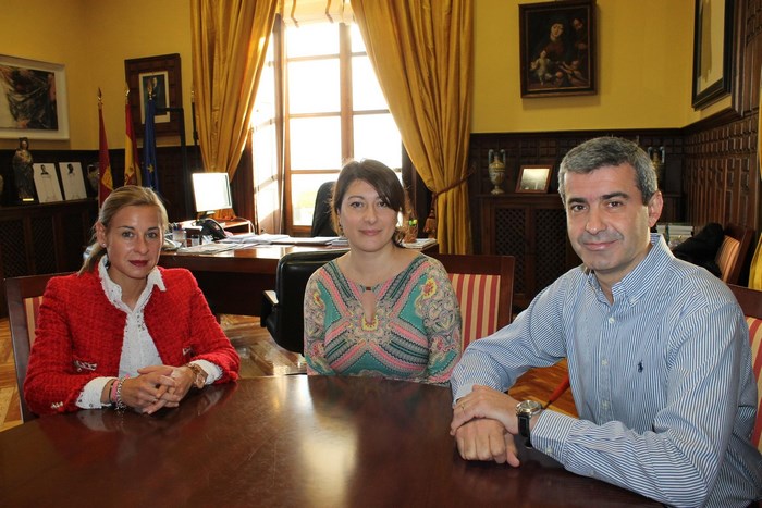 Imagen de Álvaro Gutiérrez con la presidenta y secretaria del Colegio Oficial de Secretarios de Toledo