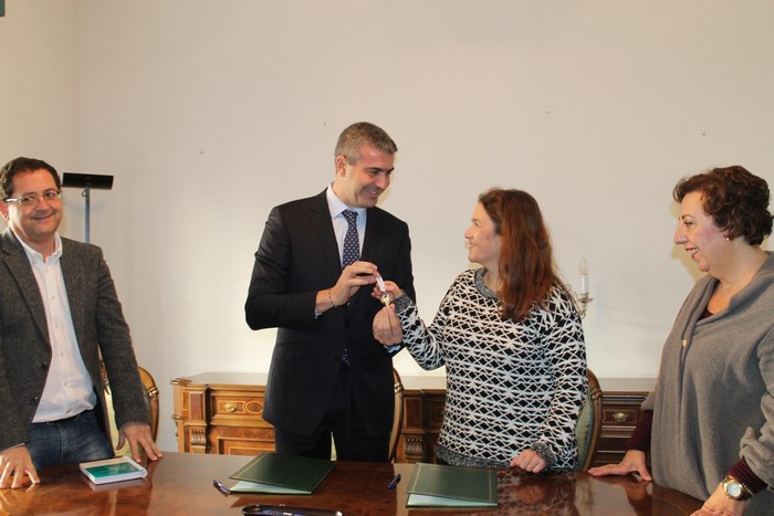 Imagen de Álvaro Gutiérrez entrega a Eva Ocaña la llave de los pisos de Cardenal Cisneros