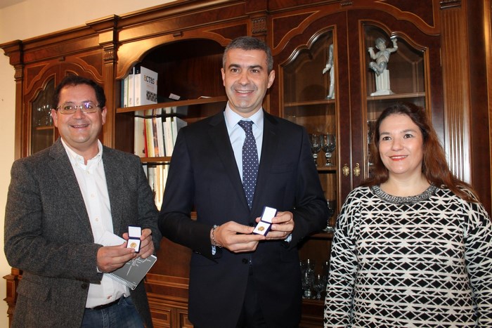 Imagen de Álvaro Gutiérrez y Tomás Villarrubia reciben la insignia de oro de AFANION