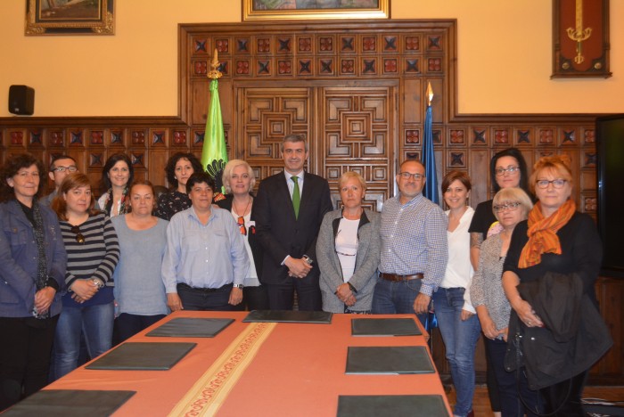 Imagen de Gutiérrez y Muñoz con trabajadoras, la alcaldesa de Ontígola y representantes de CCOO