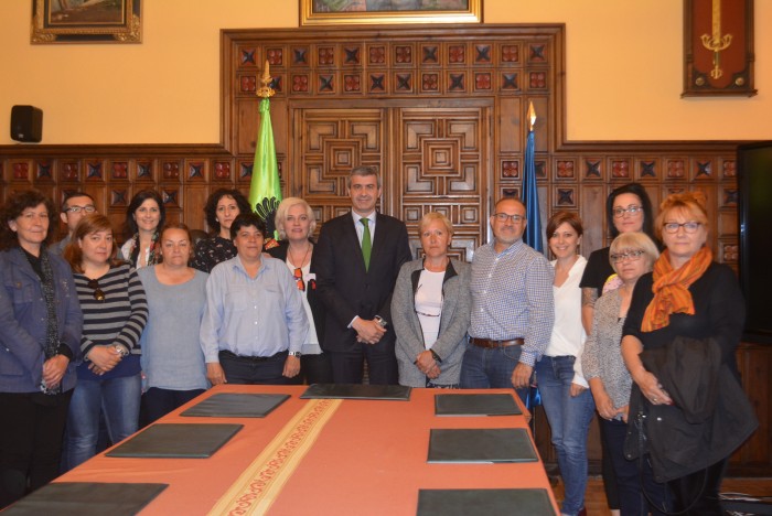 Imagen de Gutiérrez y Muñoz con trabajadoras, la alcaldesa de Ontígola y representantes de CCOO