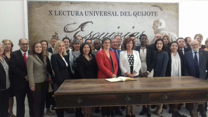 Imagen de María Ángeles García junto a los participantes en la X Lectura universal del Quijote en Esquivias