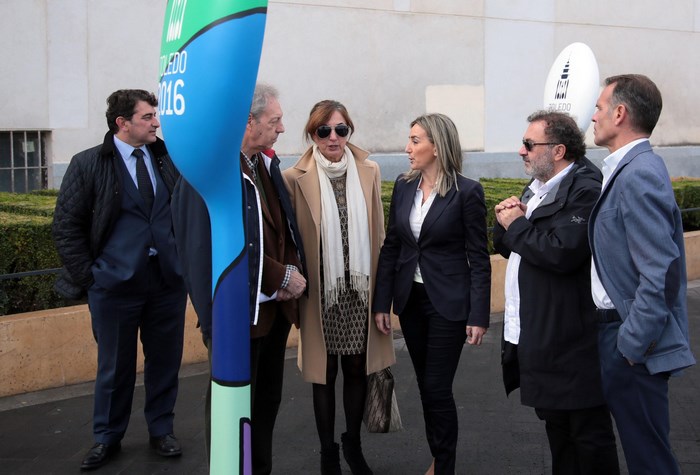 Imagen de Ana María Gómez y Milagros Tolón junto a la cuchara dedicada a la Diputación de Toledo