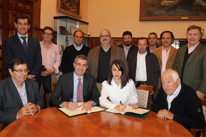 Imagen de Álvaro Gutiérrez y Blanca Corroto tras la firma del convenio