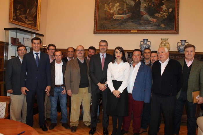 Imagen de Álvaro Gutiérrez y representantes de la Lonja Agropecuaria