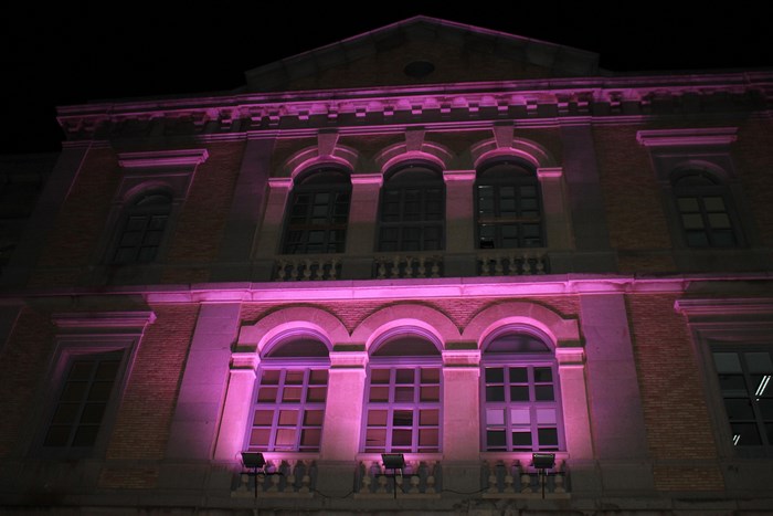 Imagen de Fachada de la Diputación iluminada de morado