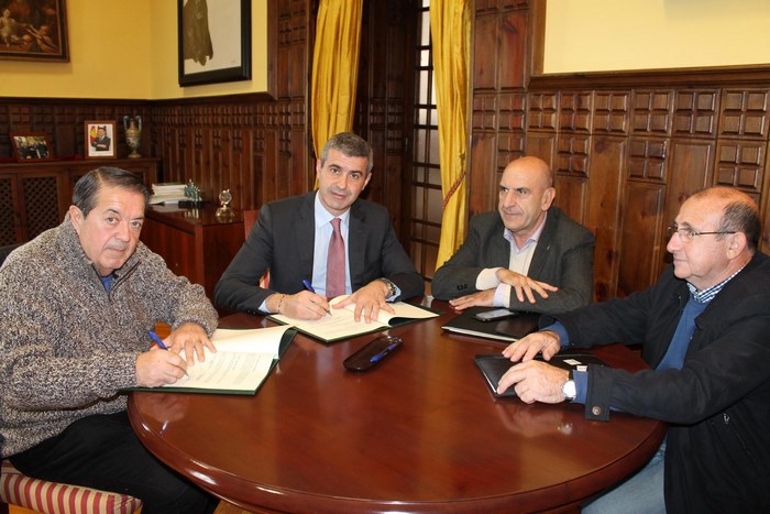 Imagen de Álvaro Gutiérrez y Antonio Escribano en la firma del convenio para el Campeonato Benjamín de Fútbol
