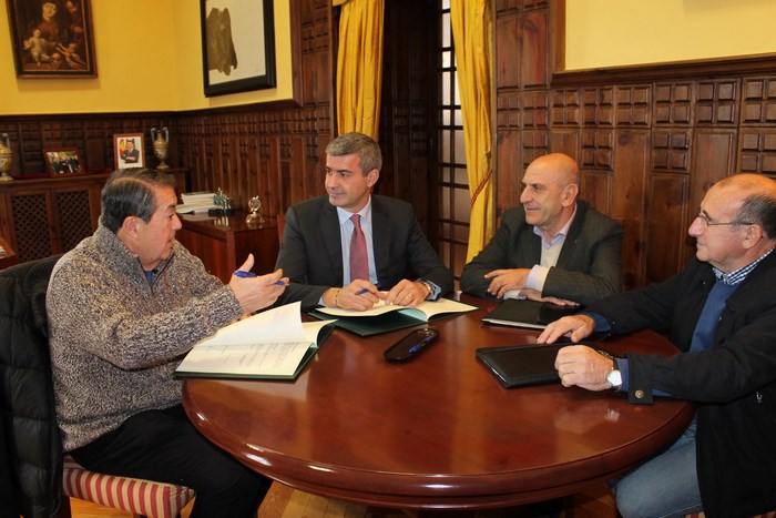 Imagen de Álvaro Gutiérrez junto a directivos de la Federación de Fútbol de Castilla-La Mancha