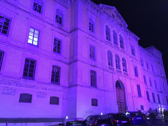 Imagen de Fachada iluminada de morado